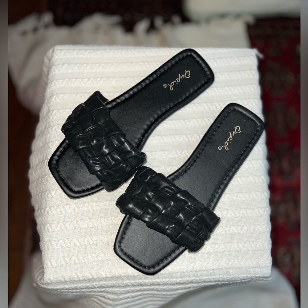 Qupid Black Quilted Sandals Size: 5 1/2
